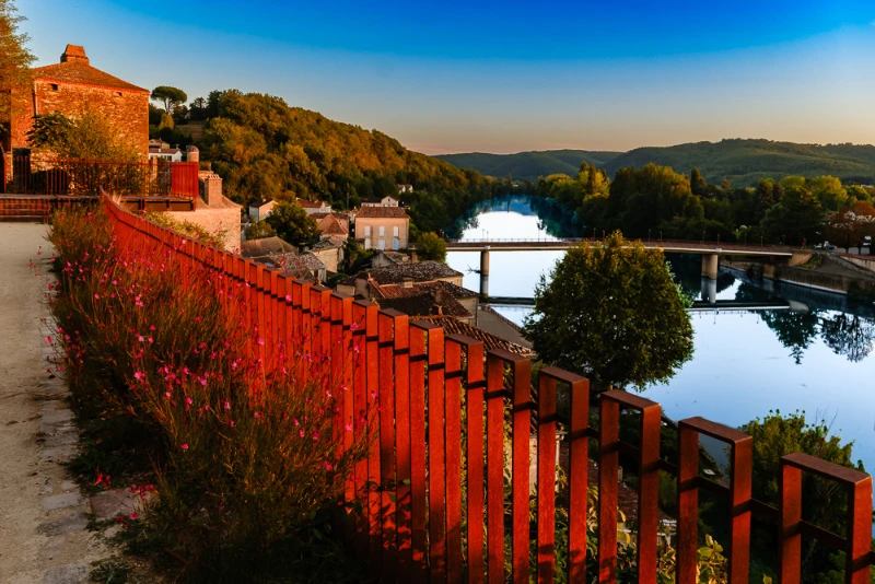 Coucher de soleil sur la route le long du fleuve