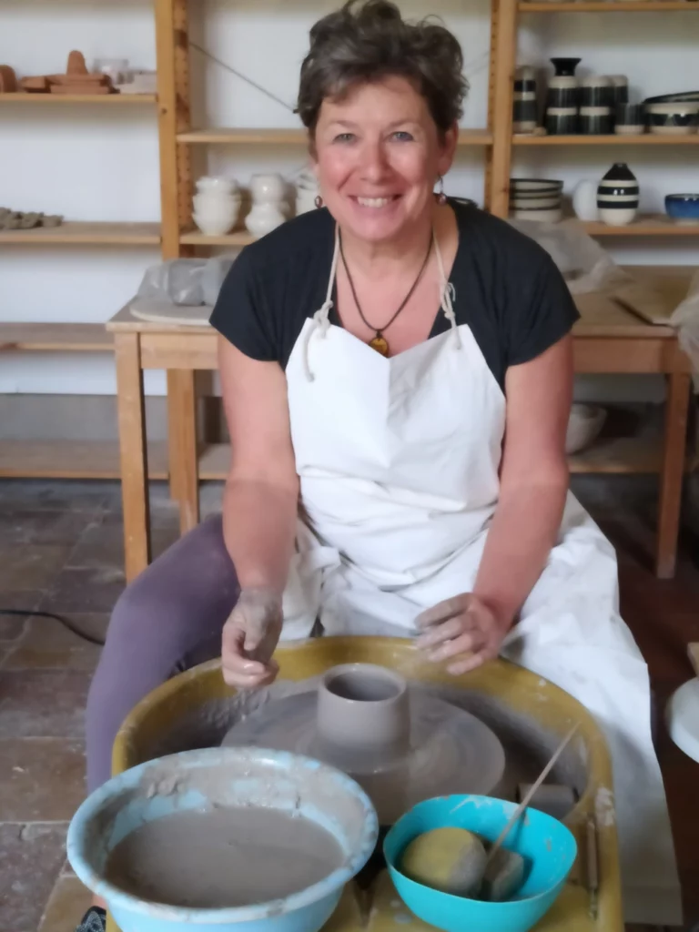 Anne en train de préparer sa glaise de potière